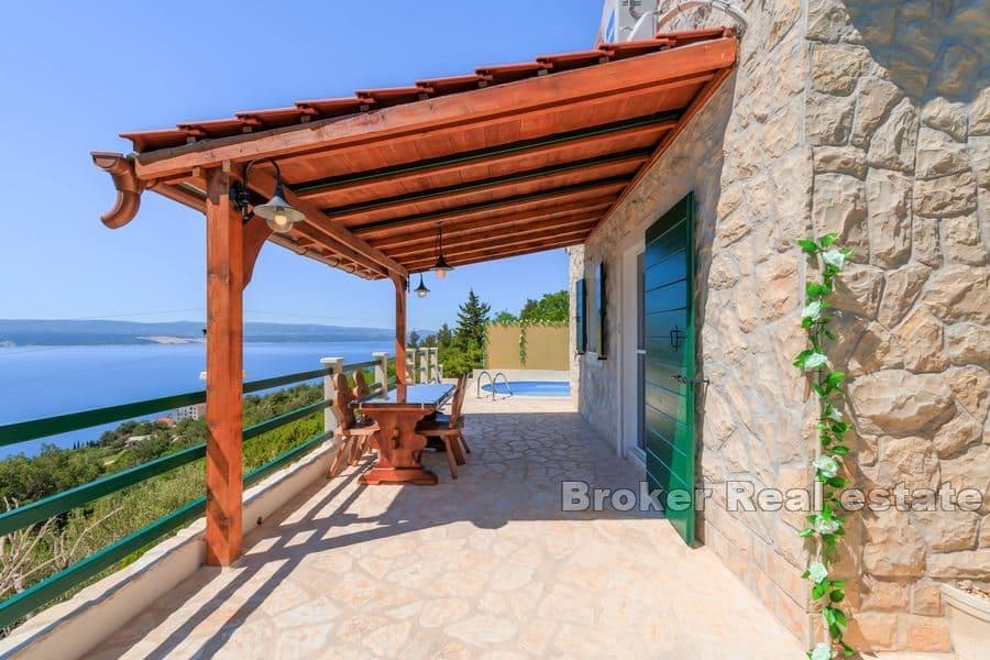 Casale in pietra con piscina e vista mare aperta