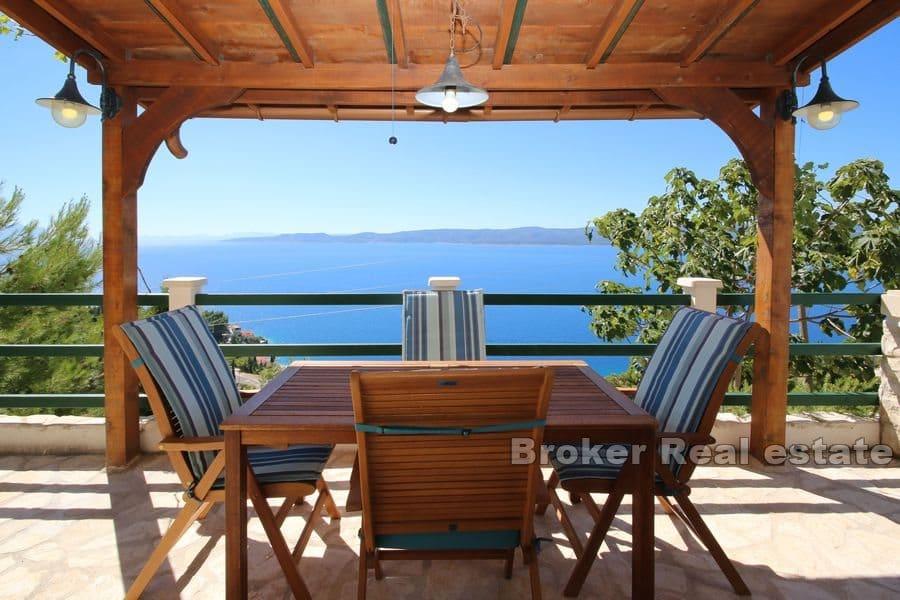 Casale in pietra con piscina e vista mare aperta