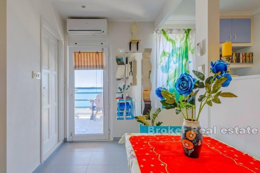 Stenhus med pool och öppen havsutsikt