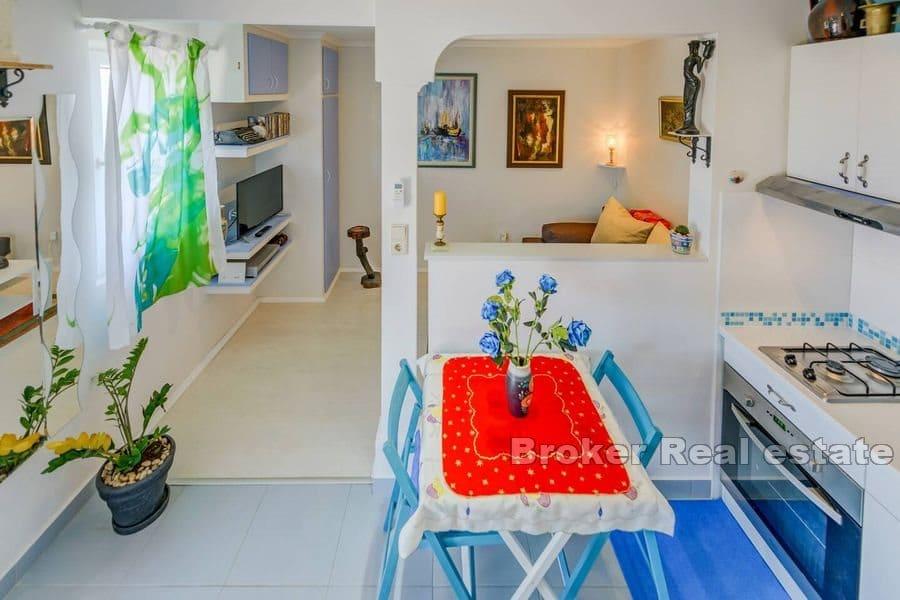 Kamienny dom z basenem i widokiem na otwarte morze