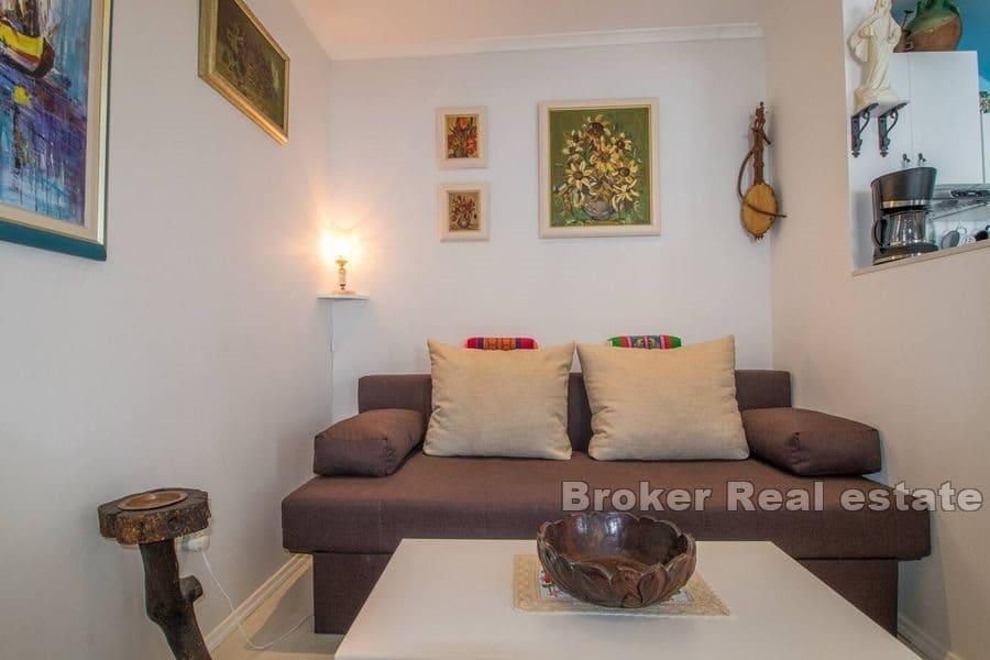 Kamienny dom z basenem i widokiem na otwarte morze