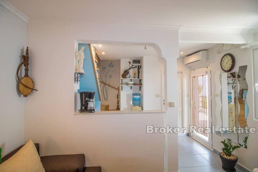 Stenhus med pool och öppen havsutsikt