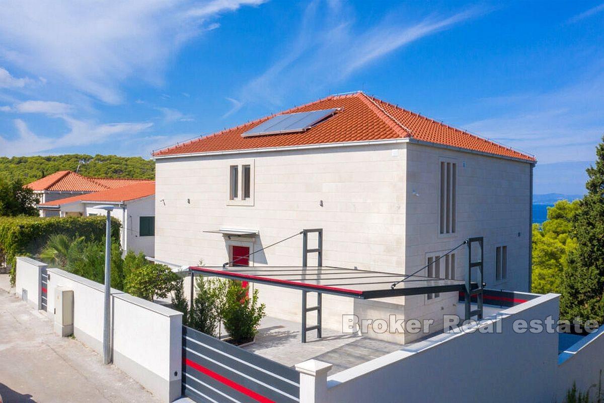 Villa mit Pool und offenem Meerblick