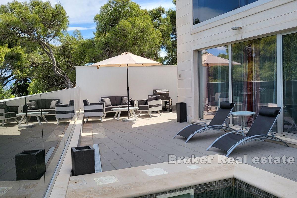 Villa mit Pool und offenem Meerblick