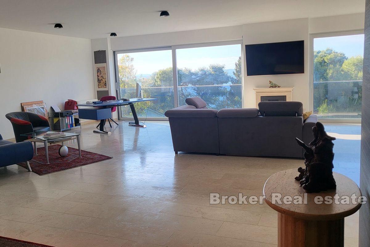 Villa mit Pool und offenem Meerblick