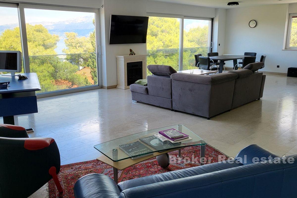 Villa mit Pool und offenem Meerblick