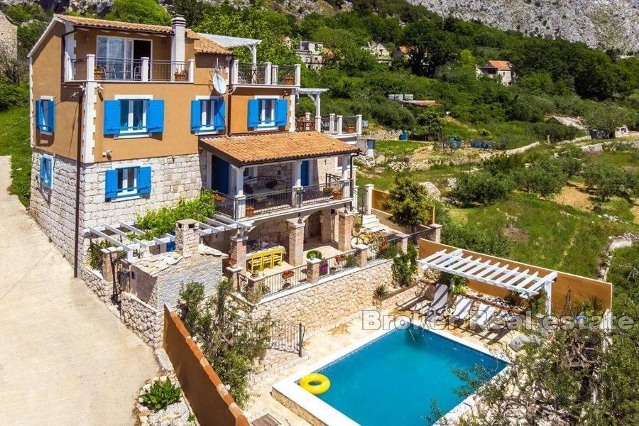 Maison en pierre avec piscine et vue dégagée sur la mer