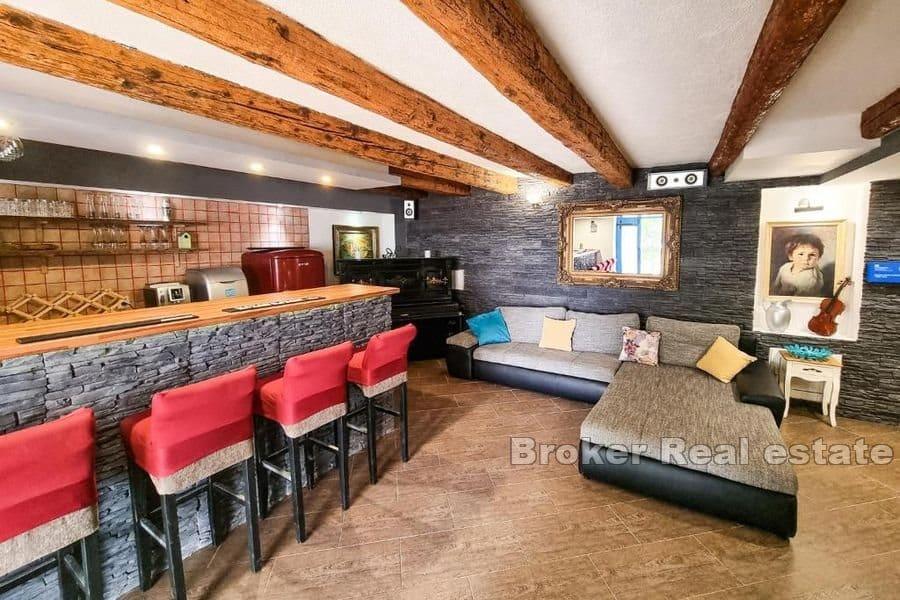 Stenhus med pool och öppen havsutsikt