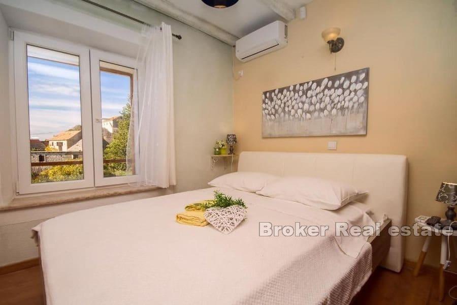 Stenhus med pool och öppen havsutsikt