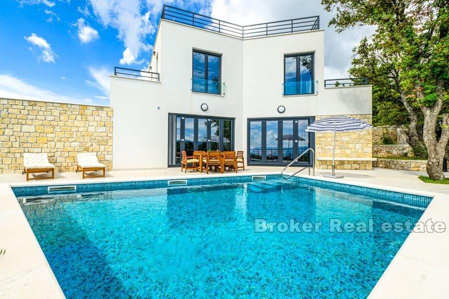 Villa mit Pool und Meerblick