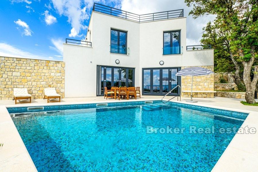 Villa med pool och havsutsikt
