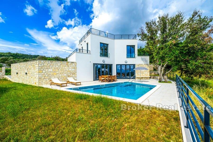 Villa mit Pool und Meerblick