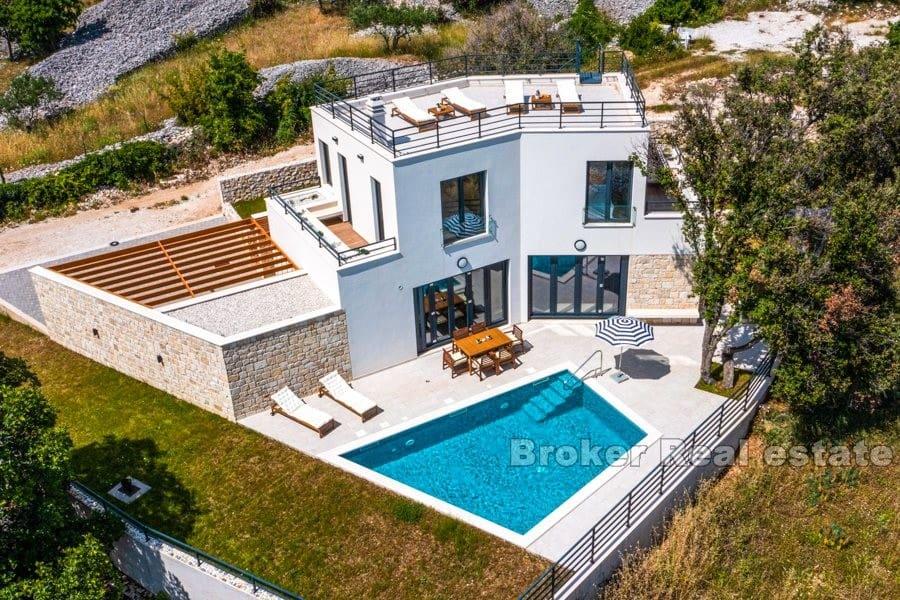 Villa mit Pool und Meerblick