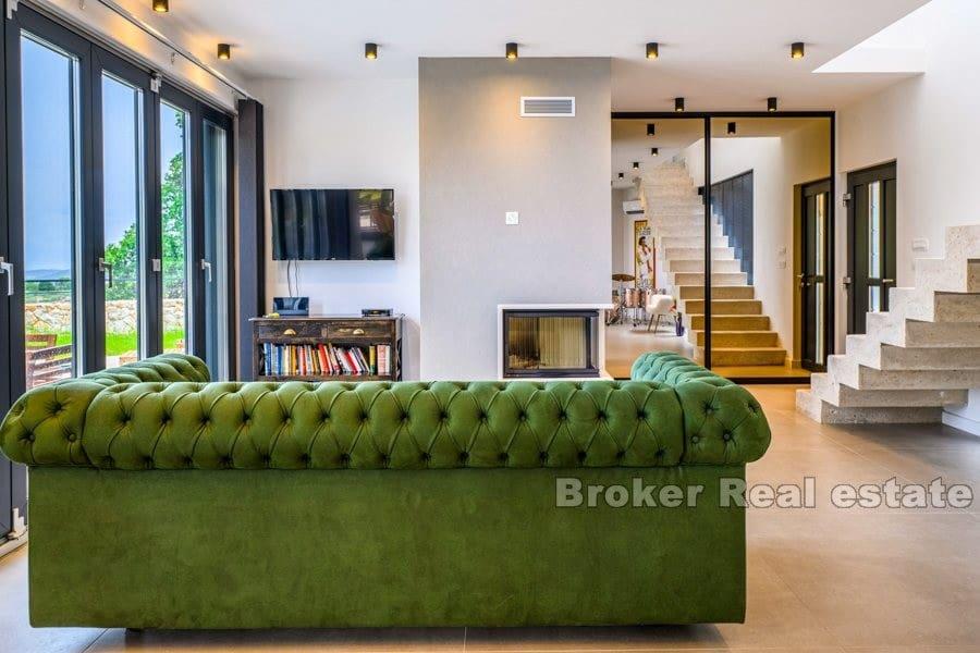 Willa z basenem i widokiem na morze