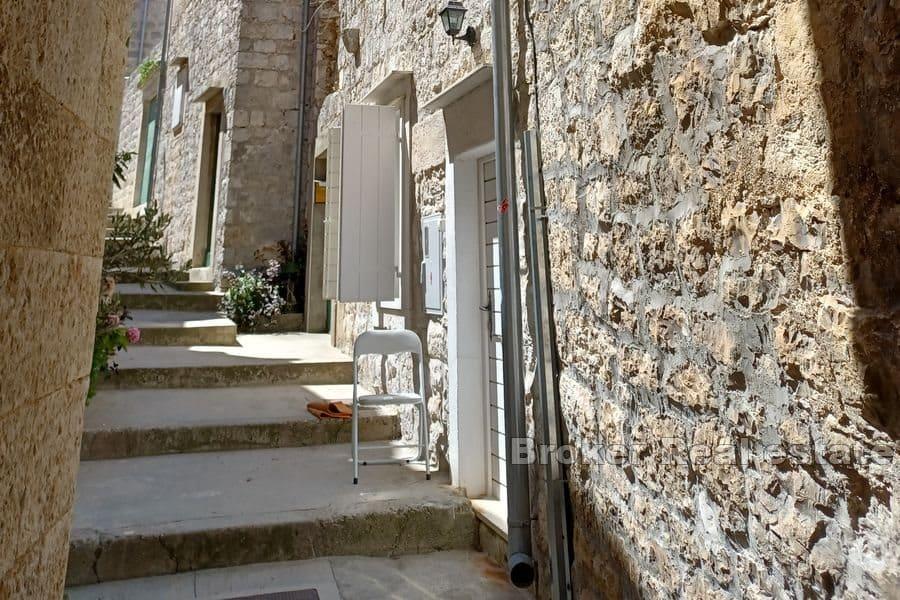 Maison en pierre au centre