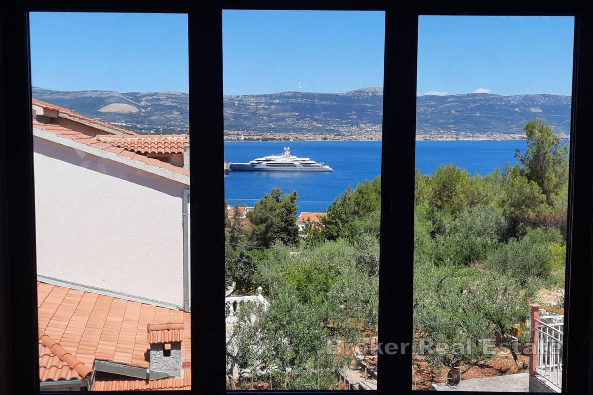 Villa moderna con piscina e vista mare
