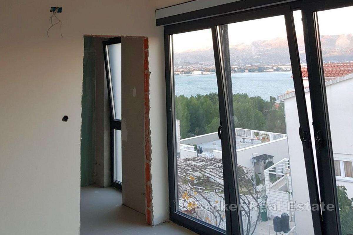 Villa moderna con piscina e vista mare