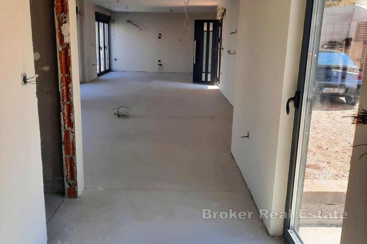 Villa moderna con piscina e vista mare