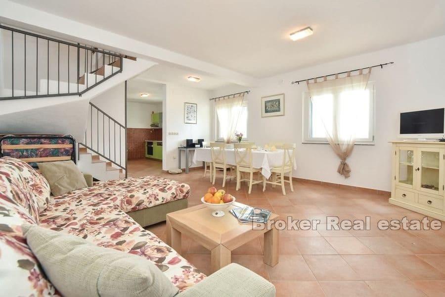 Jedinstvena kamena kuća uz more