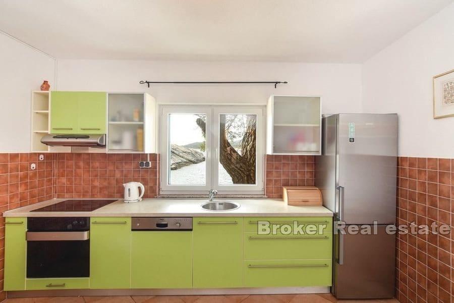 Jedinstvena kamena kuća uz more