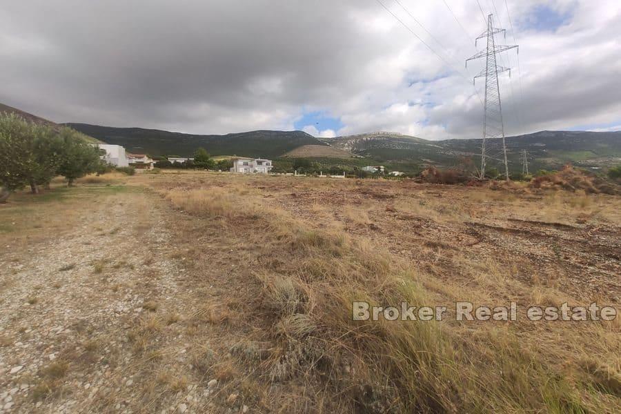 Rymlig byggmark med havsutsikt