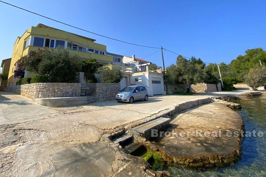 Apartmanska kuća prvi red do mora