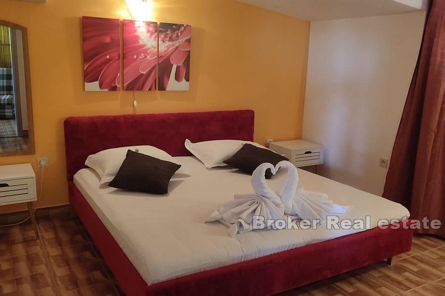 Дом с бассейном и открытым видом на море