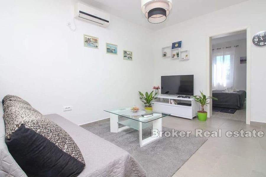 Hus med pool nära havet