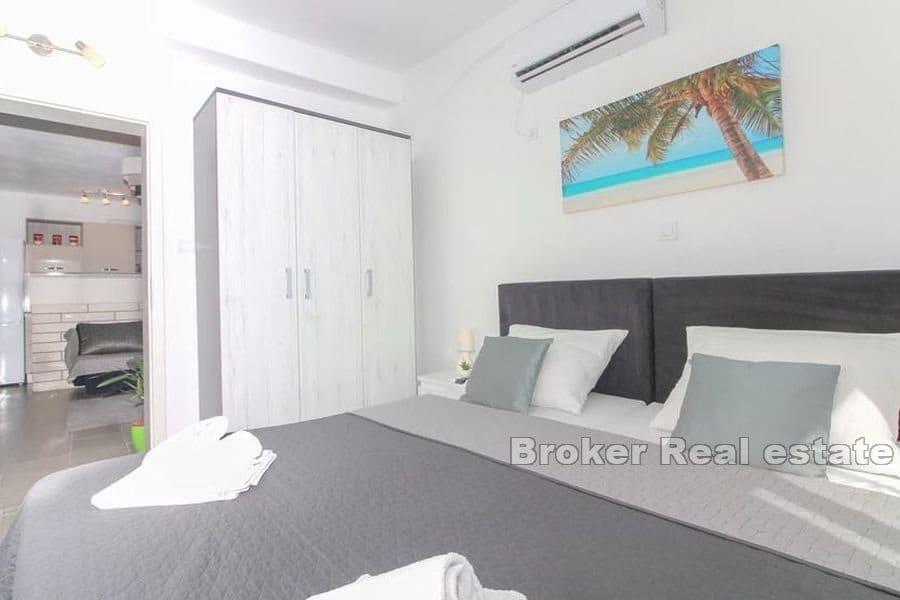 Hus med pool nära havet