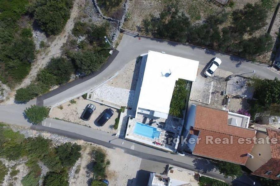 Hus med pool nära havet