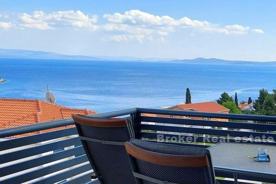 Apartment with roof terrace and sea view