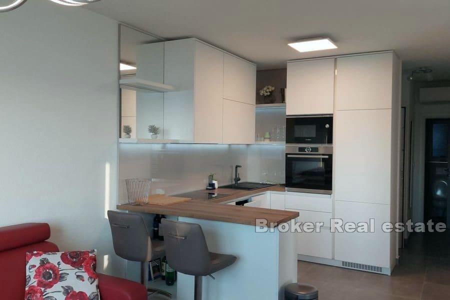 Apartment with roof terrace and sea view