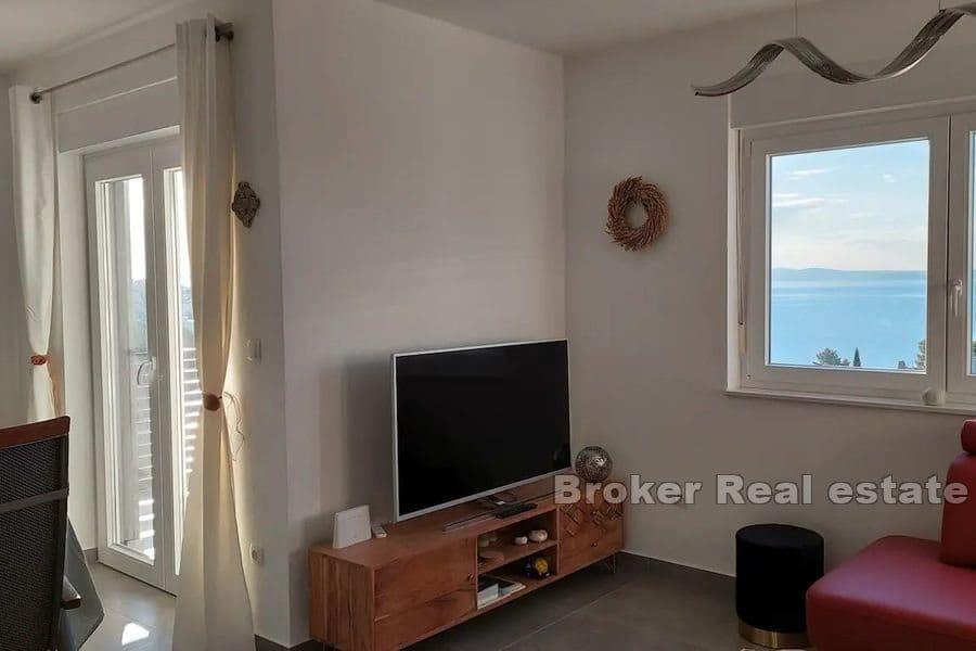 Apartment with roof terrace and sea view