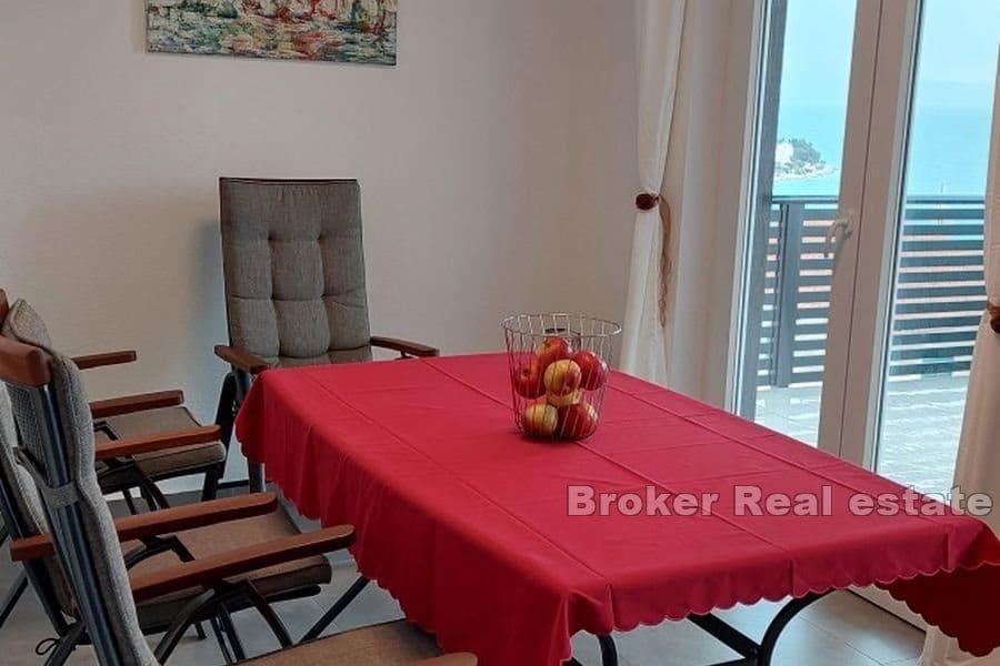 Apartment with roof terrace and sea view