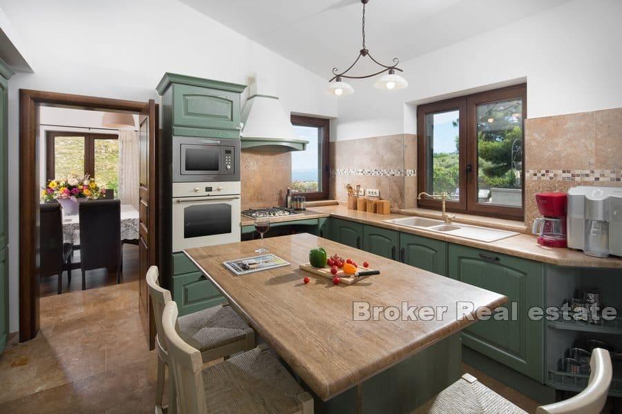 Fastighet med panoramautsikt över havet