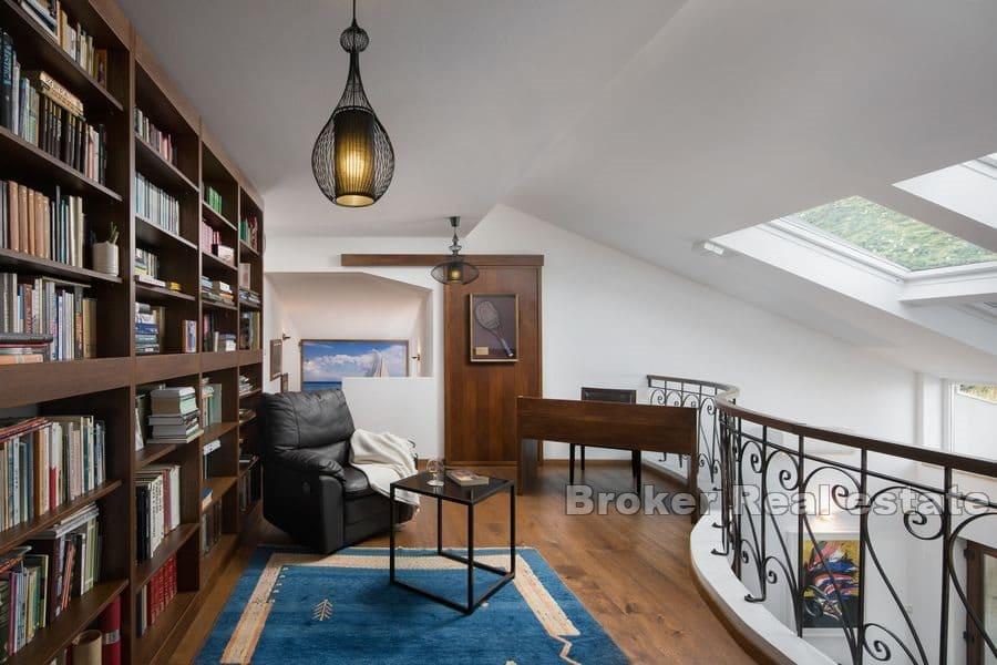 Fastighet med panoramautsikt över havet