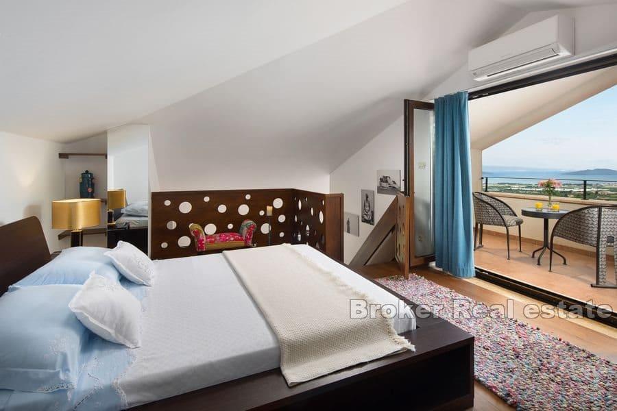 Fastighet med panoramautsikt över havet