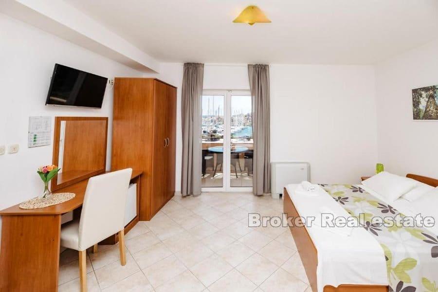 Affärs- och bostadsfastigheter första raden till havet