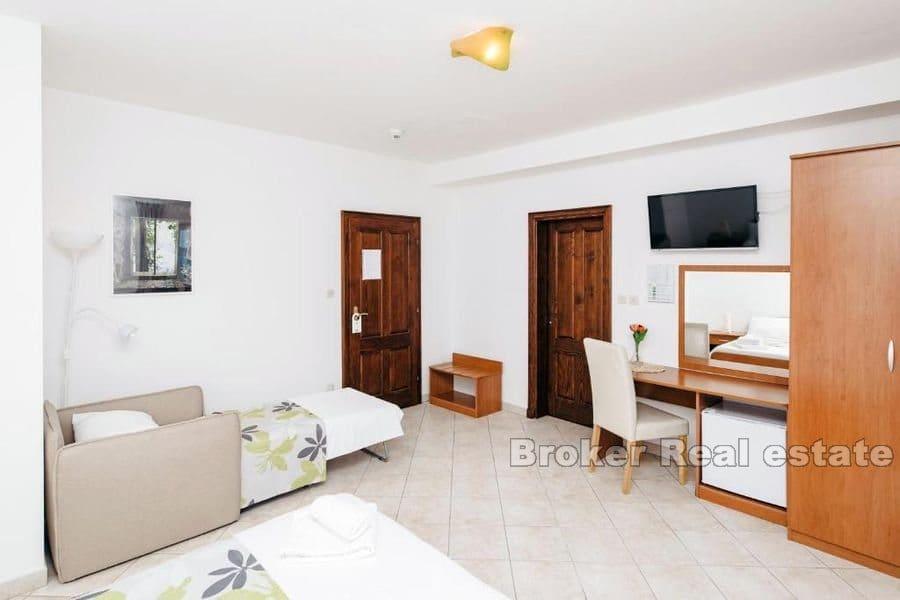 Affärs- och bostadsfastigheter första raden till havet