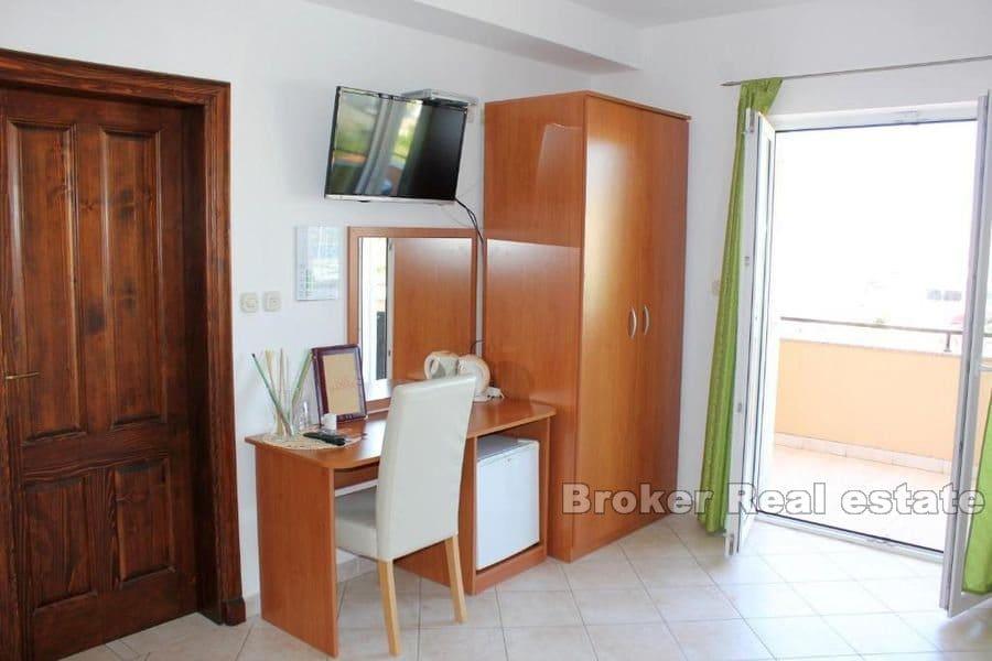 Affärs- och bostadsfastigheter första raden till havet