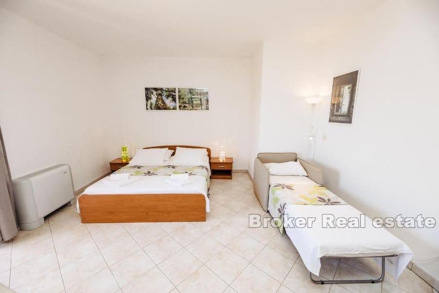 Affärs- och bostadsfastigheter första raden till havet