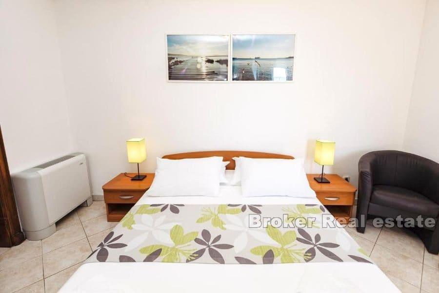 Affärs- och bostadsfastigheter första raden till havet