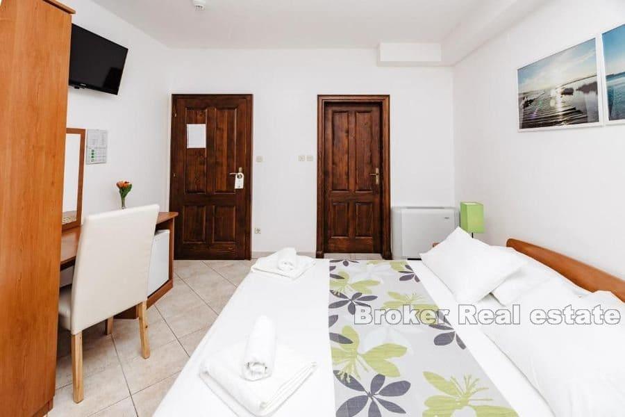 Affärs- och bostadsfastigheter första raden till havet