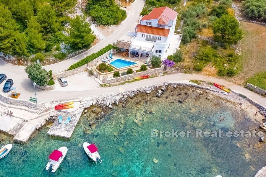 Apartmanska kuća prvi red do mora