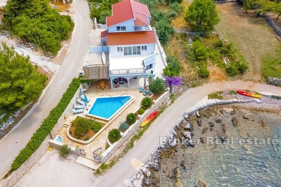 Apartmanska kuća prvi red do mora