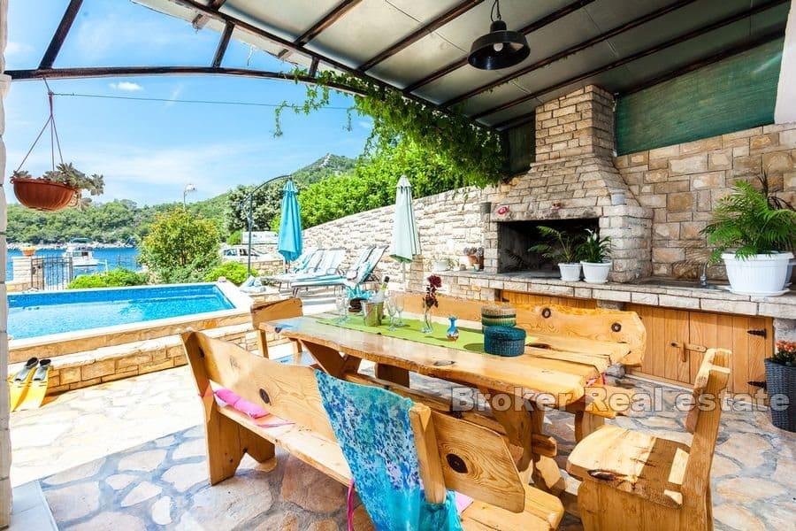 Leilighetshus første rad til sjøen