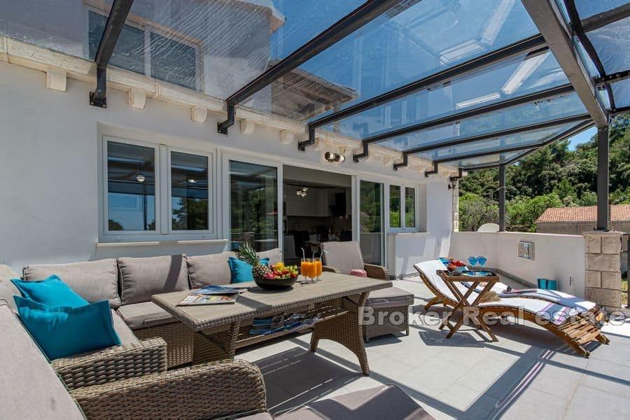 Leilighetshus første rad til sjøen