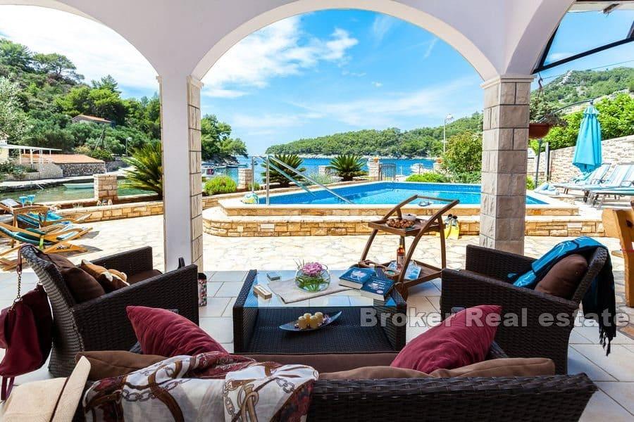 Apartmanska kuća prvi red do mora