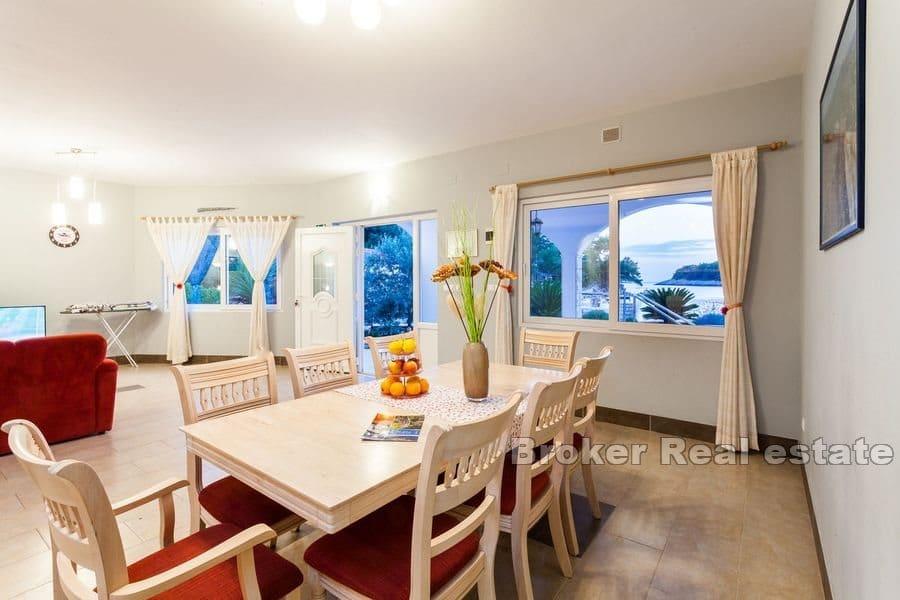 Apartmanska kuća prvi red do mora