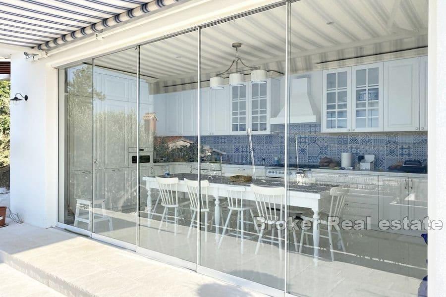 Kuća s bazenom i otvorenim pogledom na more